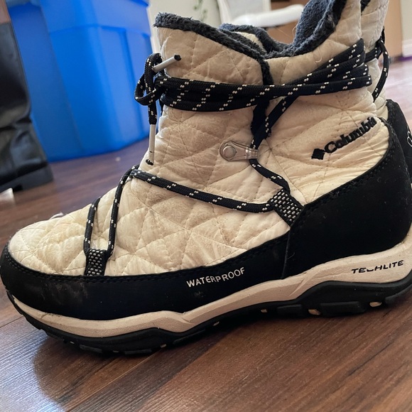 Columbia waterproof winter ankle boots white. Size 5 - Picture 1 of 3